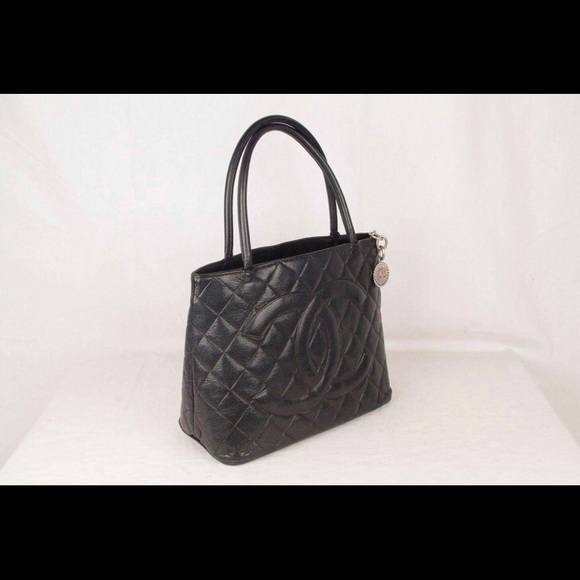 Quilted leather Chanel Medallion bag w/serial card - Picture 3 of 7
